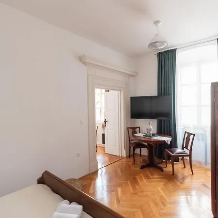 Throne Of 2 Apartament